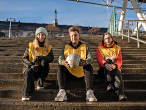 SASK-lähettiläät Vanessa Westerlund, Uula Neitola ja Katri Korhonen olivat mukana vuoden 2022 kampanjassa, jossa nostettiin tietoisuuteen työntekijöiden karu kohtelu jalkapallon MM-kisoissa Qatarissa.